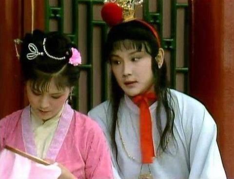 贾母#晴雯和袭人都是贾母调教的丫头,为何后来贾母喜欢晴雯讨厌袭人?