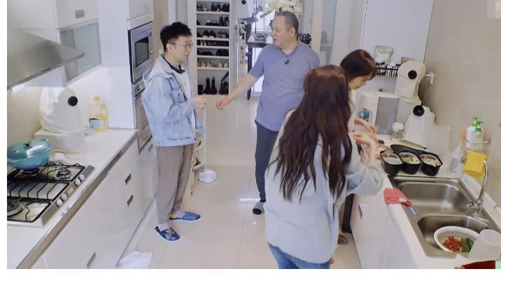 做法|宋妍霏用自热饭摆盘糊弄杨迪，却被他抓包好尴尬，杨迪做法太暖了