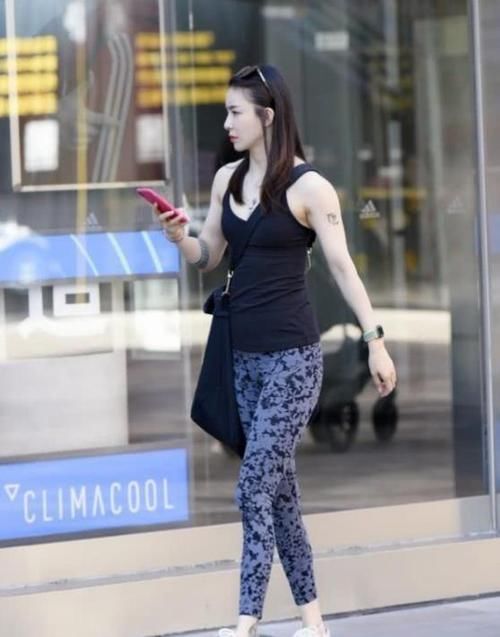 街拍身材苗条的小姐姐,一件白色短袖配牛仔裤,时尚好身材