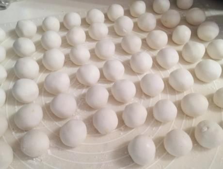 煮汤圆时，开水下锅还是冷水下锅？这样煮，汤圆不粘锅不露馅