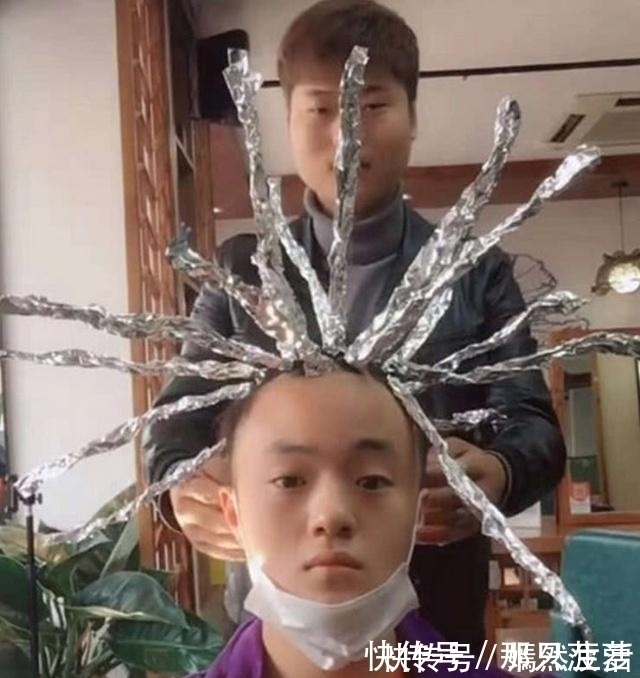 锡纸 小哥哥“锡纸烫”发型火了,拆掉锡纸后看呆众人,冠希哥来了