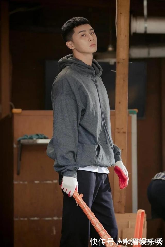 颧骨 40岁男人,尽量少留这3种“发型”!油腻显老,颜值高也hold不住