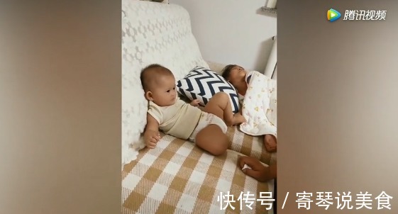 宝妈|妈妈睡得正香,宝宝在一旁保护,爸爸故意挑事,宝宝的反应太可爱