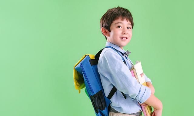书包|孩子上下学的路上,聪明父母这样利用!第二点暴露多数家庭的暗伤
