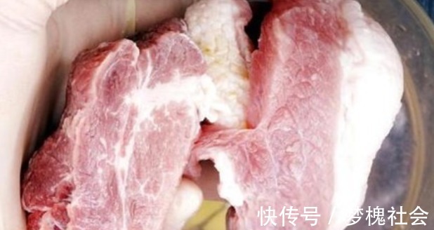 老板|解冻肉时,最忌直接泡水!肉贩老板教你一招,肉质鲜嫩不腥柴!
