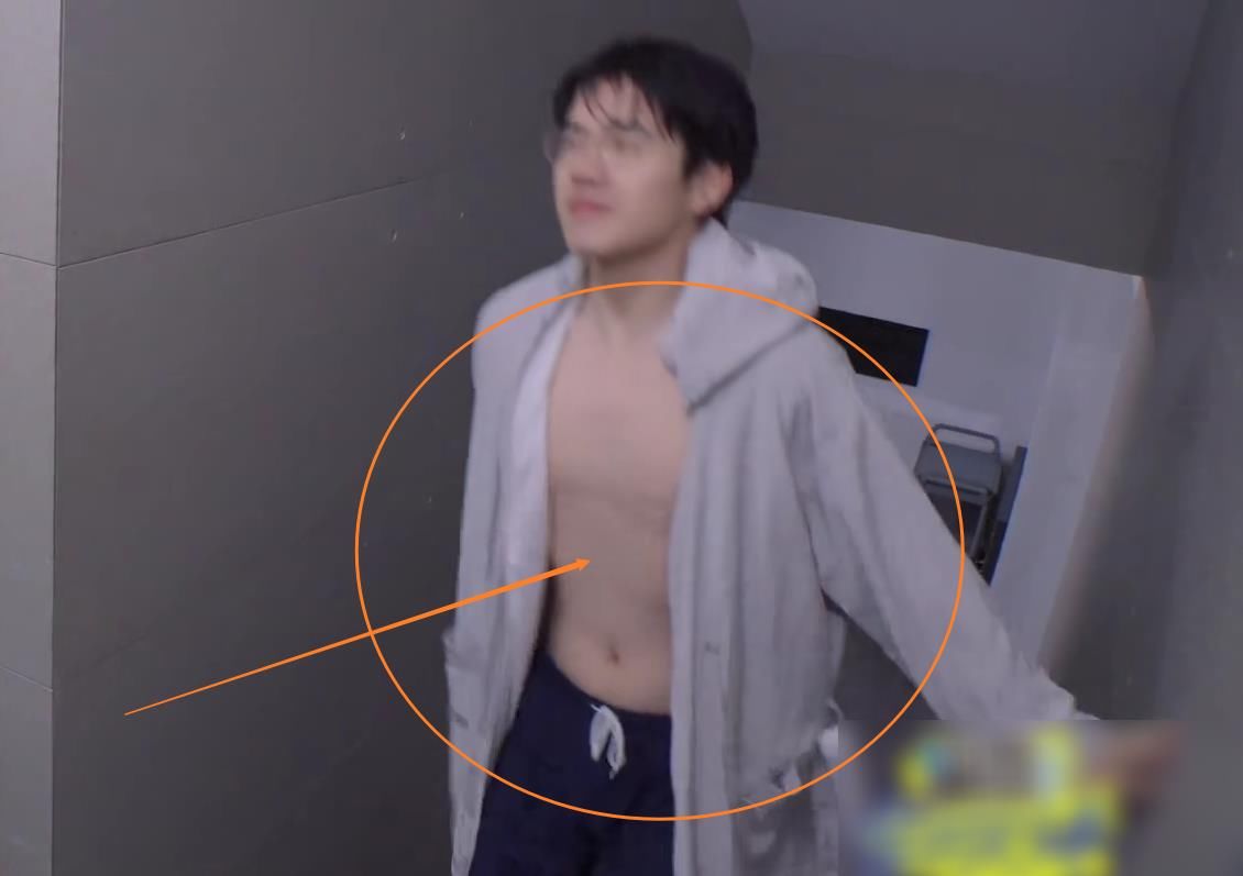 王俊凯刘昊然泡温泉，起身来不及披毛巾，暴露男明星真实身材管理