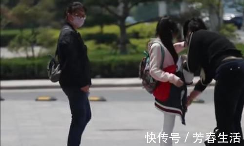 暖心|女孩路上来“初潮”，白裤被染红不知情，路人阿姨暖心举动大赞