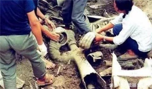 出土!三星堆明明可深入研究,为何挖到一半就停了?你看挖出的都是些啥