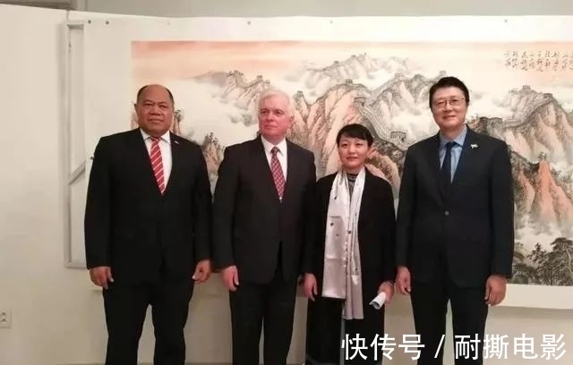 山水画$她的笔墨极具气势,写出山水新皴法