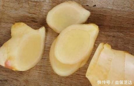 清蒸鱼时,有人放食盐有人放生抽?大厨:教你正确做法,太香了