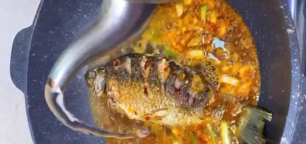 从江西人哪里学来的红烧鲤鱼,味道独特汤汁鲜美,担保1滴都不剩