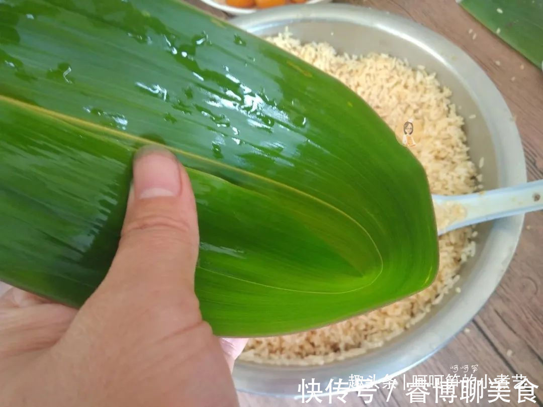 香菇|端午节将至，教你做鲜香味美的咸蛋黄肉粽，软糯诱人，吃了还想吃