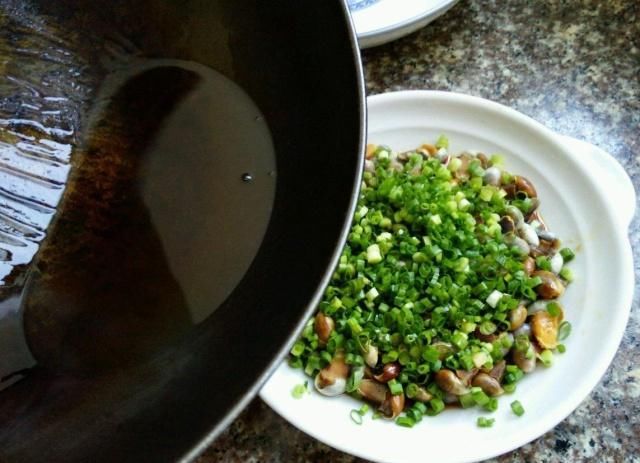 蒸鱼别再浇生抽了，学会这葱油汁的做法，味道够鲜美，一条不够吃