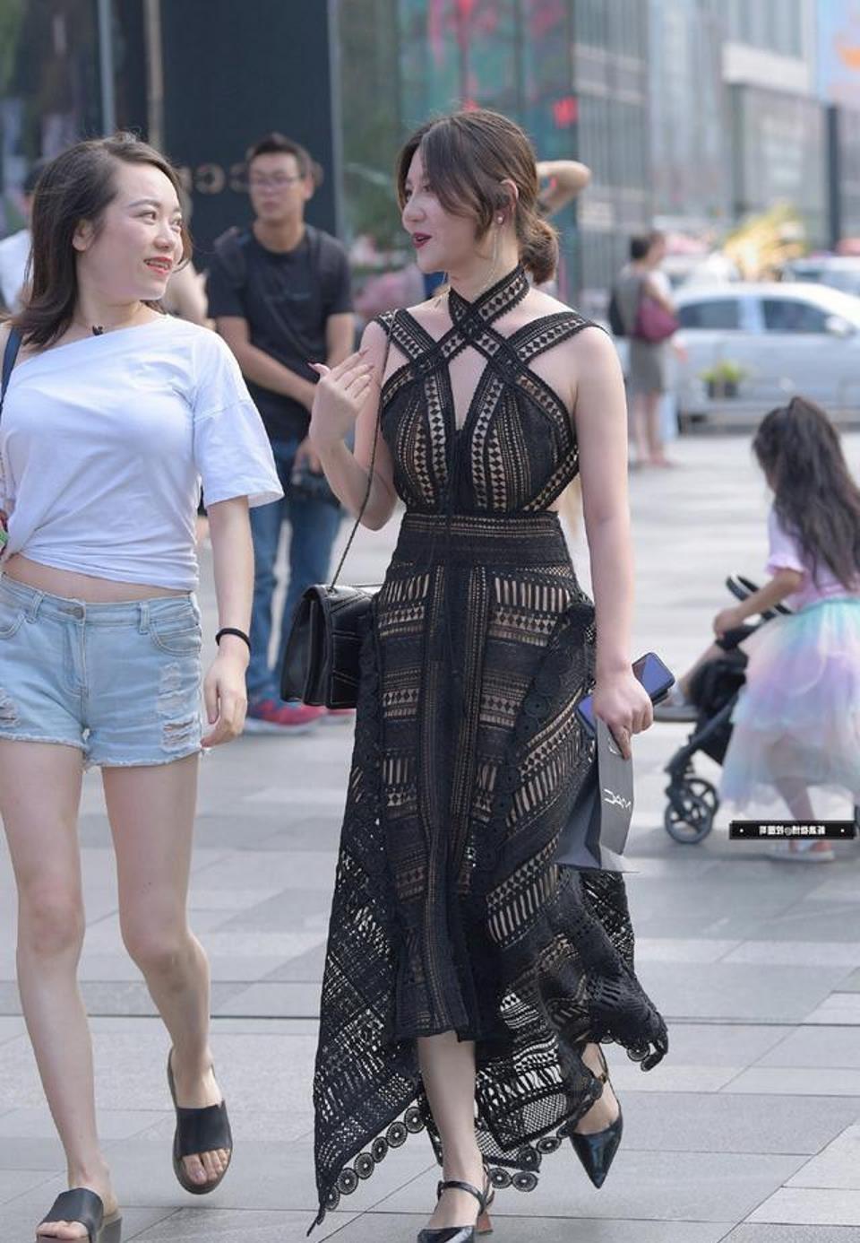 简洁|靓女搭配一双浅色尖头高跟鞋, 简洁大方又不失优雅