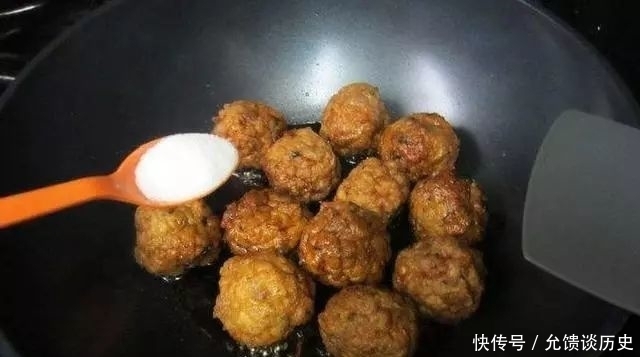 饭店里面|红烧狮子头的家常做法,简单“3步”,色泽金黄,吃起来肥而不腻