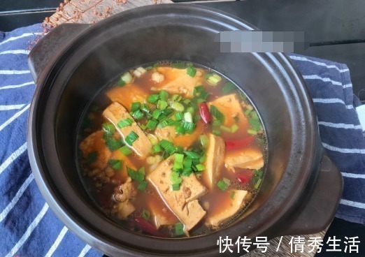 炖豆腐时,往锅里扔这2味香料,炖出来的豆腐又香又嫩,超美味!