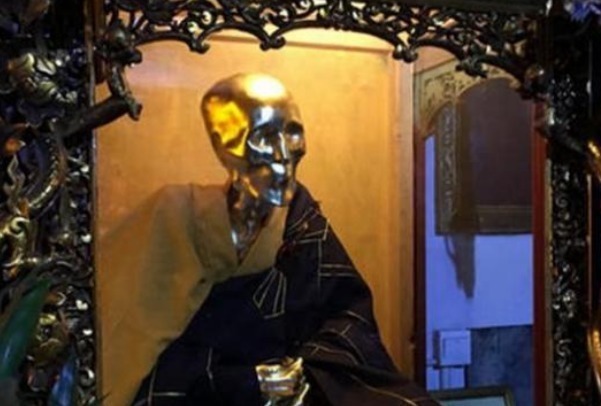 仁义$她是修成正果的尼姑,是唯一的女性肉身菩萨,身上的女人特征消失