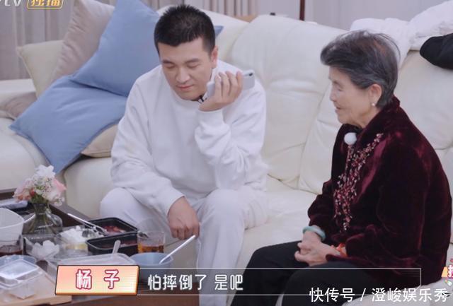 儿媳妇|黄圣依给婆婆洗澡,陈松伶跪地为婆婆穿鞋,孝顺背后是老公的差距