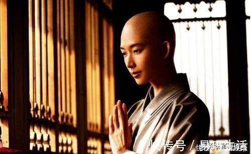 唐伯虎点秋香&祝枝山出上联:“尼姑田里挑和尚”,唐伯虎对下联,让人拍案称绝