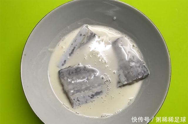 炸带鱼,用面粉还是淀粉许多人都用错了,难怪带鱼不酥脆还回软!