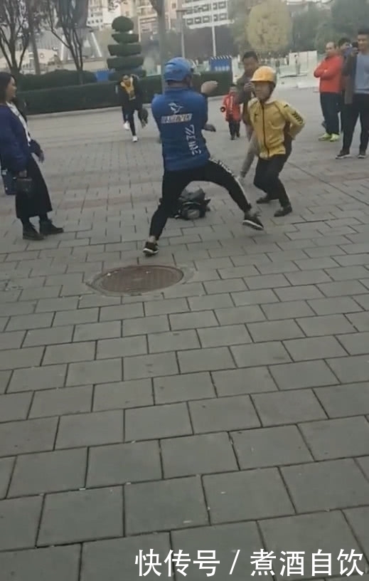 外卖|两个外卖小伙为抢单大打出手,当看到他们的招式后,网友:屈才了