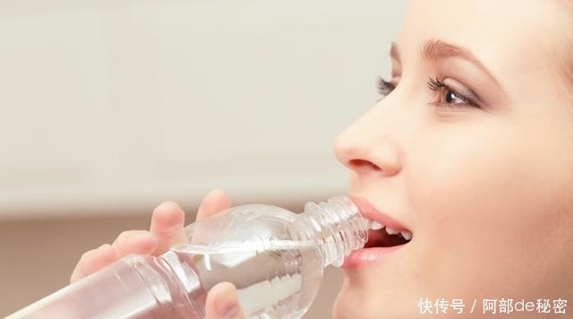 恶习|3个喝水的“恶习”,或许让肾脏越来越“差”,不妨尝试这样喝水