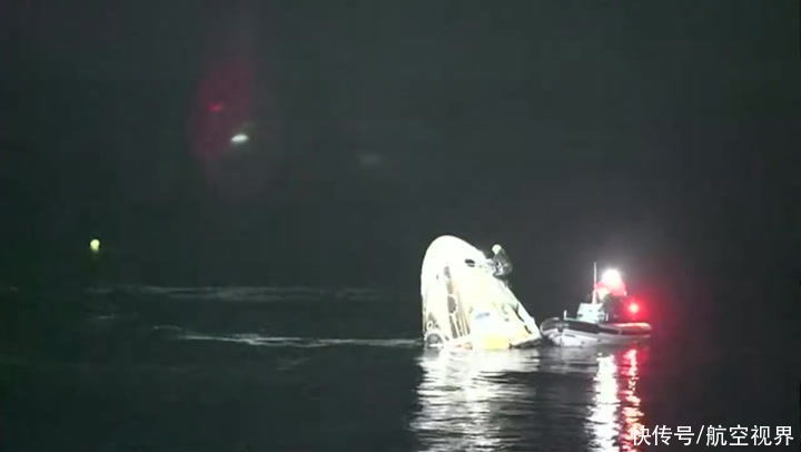 不用看俄罗斯人的脸色！龙飞船溅落大海，美国载人航天翻开新一页