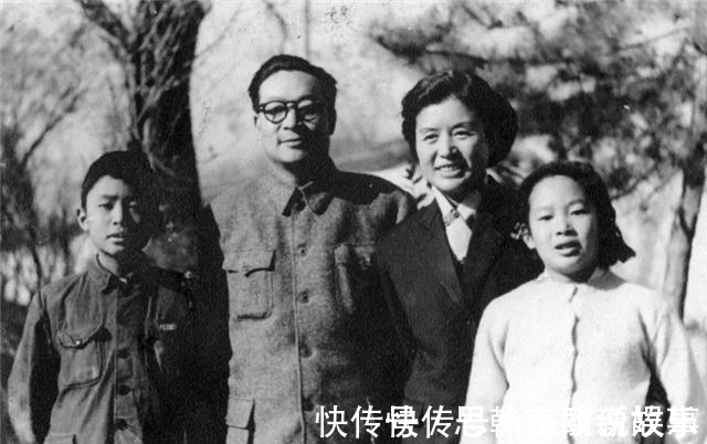 英文#白皇后,一个全身都是宝的女人,这个圈画的真圆!