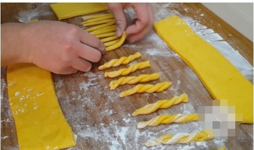 麻花|1个南瓜，2个鸡蛋，不用一滴水，做法比麻花简单，比南瓜饼都好吃