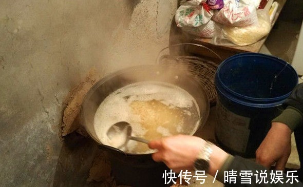 小伙带女友回农村老家，准公公特意做了个拿手菜，姑娘一口不吃