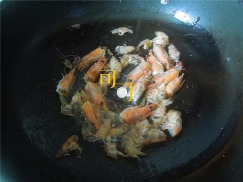 香味|天冷下雪了,让我给你炒一盘香味浓郁的大虾咖喱面吃吧