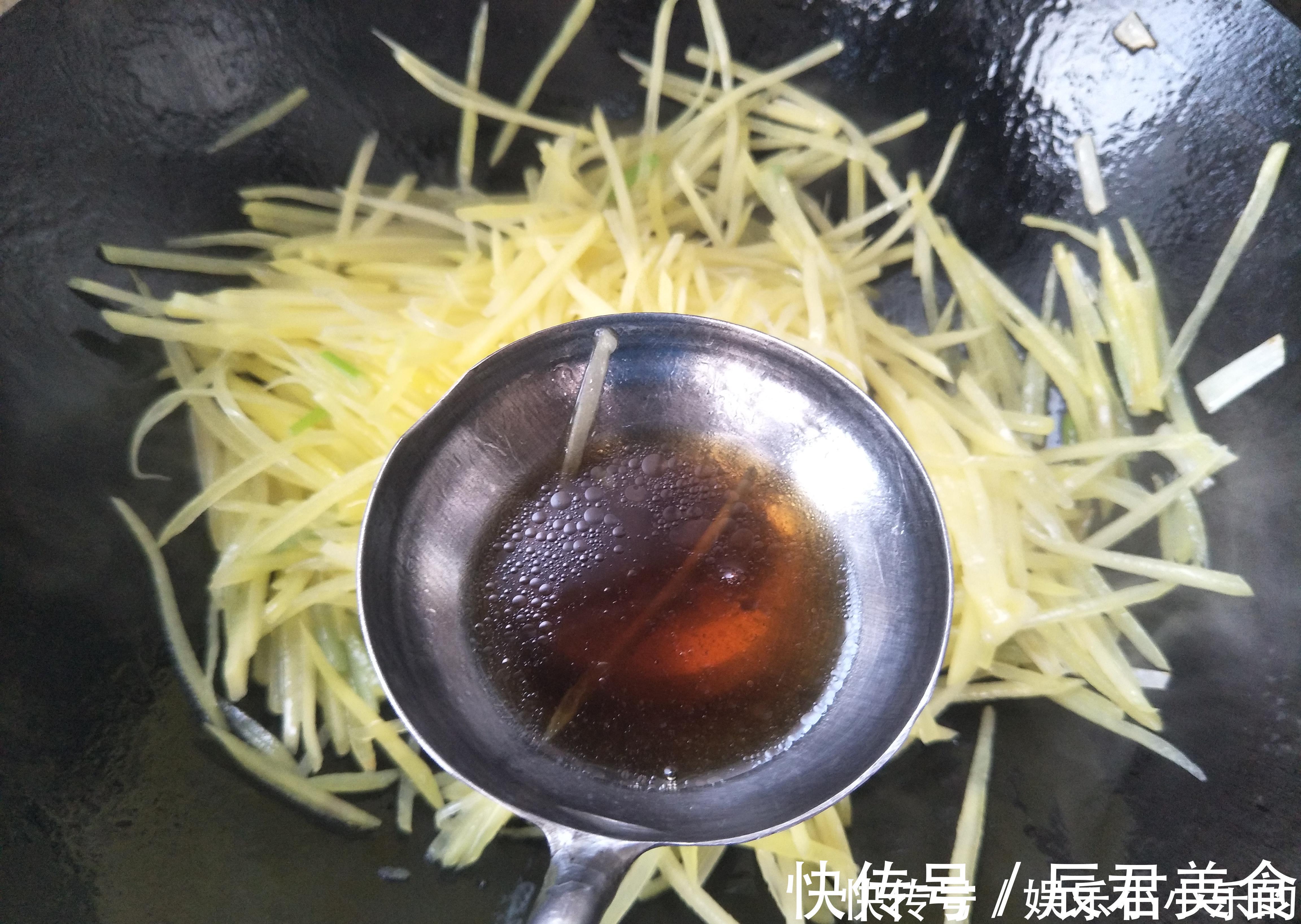 炒土豆丝时，放醋方法有讲究，教你1招，土豆丝酸香不呛口