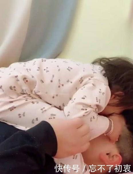 女儿|每次爸爸睡懒觉,女儿都用大招叫醒爸爸!网友:爸爸不疼