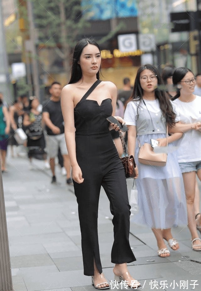 身衣 穿搭兼顾干练气场和酷飒气质，这样的风格，一件连体裤就可以搞定