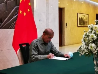 巴铁总理在中国使馆亲笔写下： 要让罪魁祸首受到惩罚！