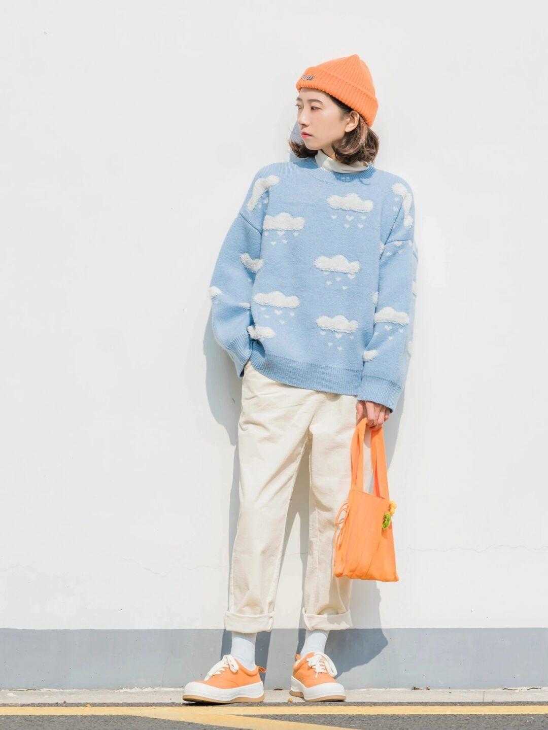 天蓝色 冬天室内穿搭千万别错过“蓝毛衣+白裤”,上身又美又仙,贼好看