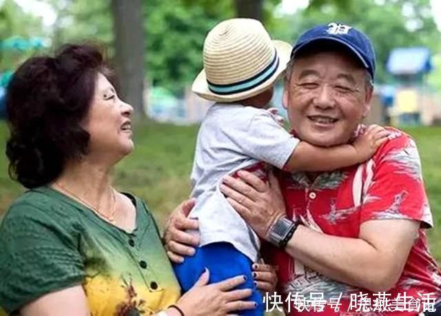 外孩子|二胎孙女顺利出生,产房外孩子爷爷说的话,让众人双手称赞