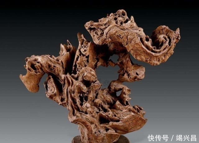 楠木|男子用30吨金丝楠木雕刻雄狮,富豪出价300万,男子:先给1000万