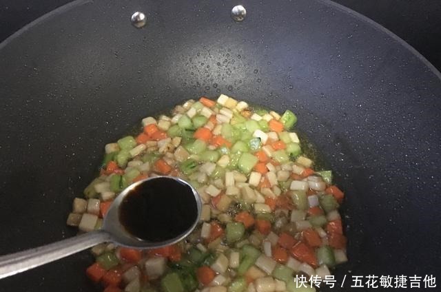 切成丁|冬天,牛肉羊肉少吃,这三种素菜搭配在一起,孩子喊着要天天吃!