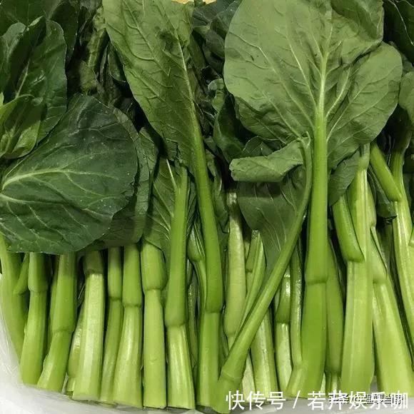 发黄|炒菜心时，牢记“1干1浇”的窍门，菜心鲜绿无比，爽脆还不发黄
