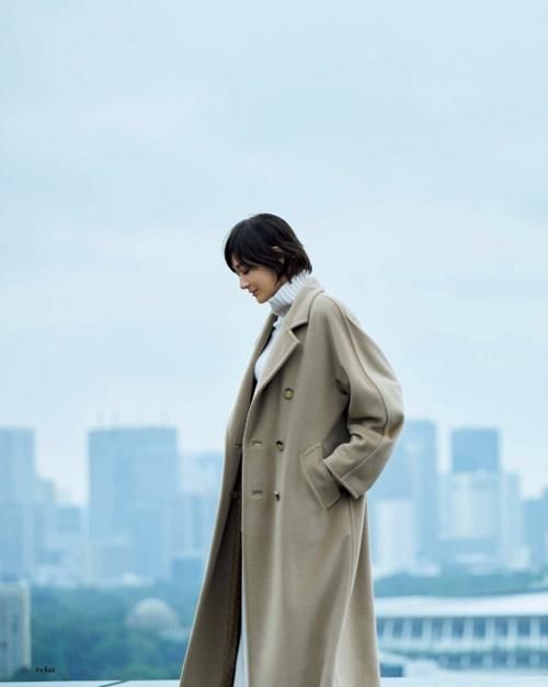 别吹捧三木妈妈多高级了，51岁富冈佳子更耐看，不刻意扮嫩更自然