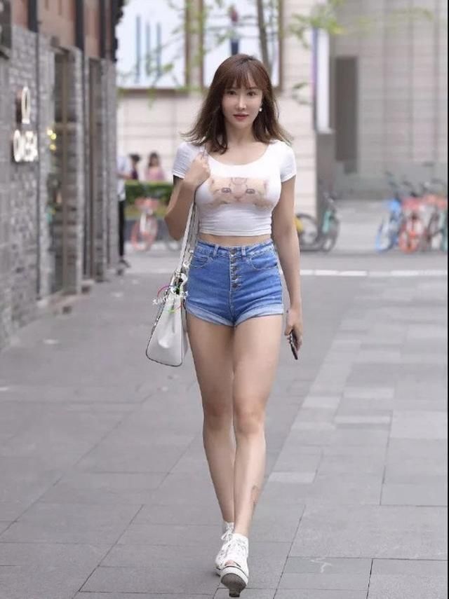 夏日时尚清凉穿搭,牛仔短裤+短袖T恤搭配,青春减龄知性有范儿