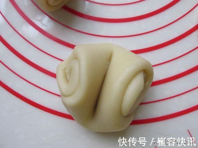 水油|外卖10块钱一个的蛋黄酥，自己做3块钱就搞定，酥得掉渣特好吃