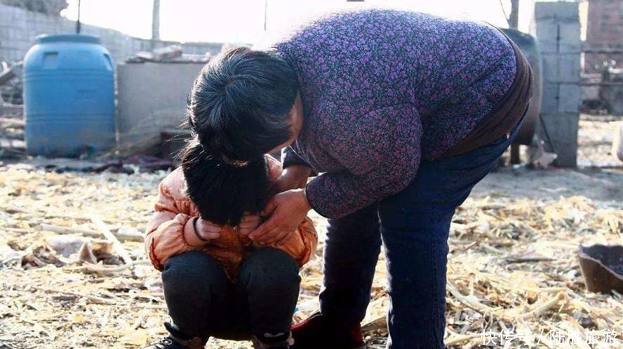 孩子|宝妈跟娃“互殴”,嘴里还念念有词,宝爸听到后笑崩了