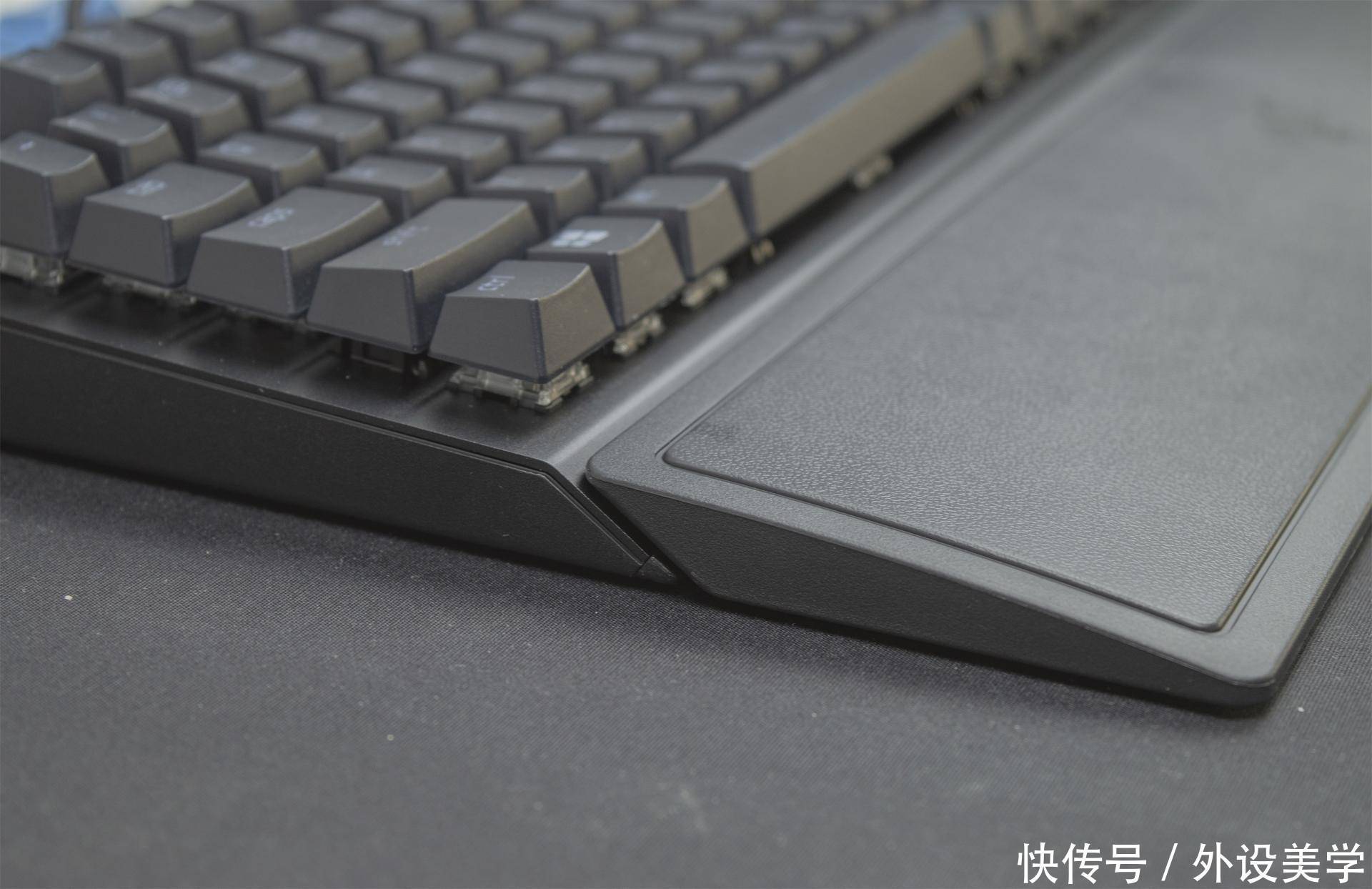 雷蛇|以灯之名,传奇再续:雷蛇黑寡妇 V3 绿轴版开箱