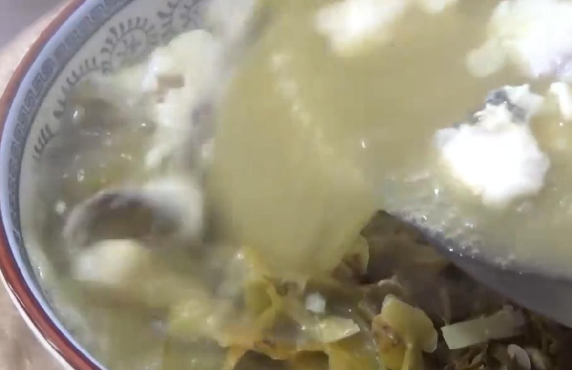 倒入|压轴菜酸菜鱼,咸香适口的鱼肉搭配酸菜,让人胃口大开,吃起来