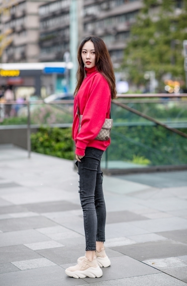 路人街拍，小姐姐穿着一件v领的紧身连衣裙，尽显曼妙的身姿