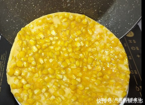 玉米粒|玉米别煮了,加两个鸡蛋,几分钟搞定,出锅小孩抢着吃,真香