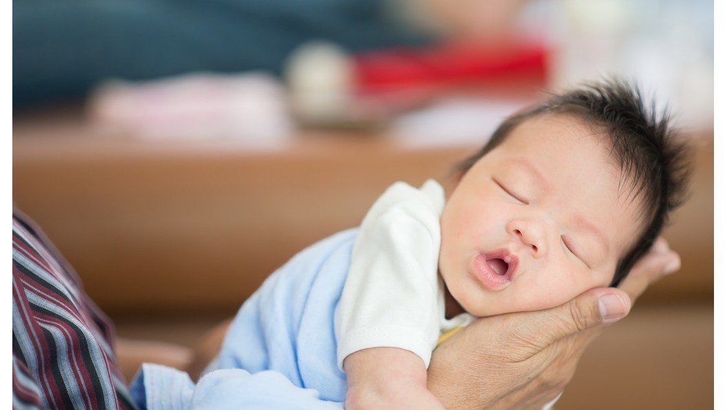 孩子|家长这样的哄睡方式,容易伤到孩子大脑,可不少家长还照样做