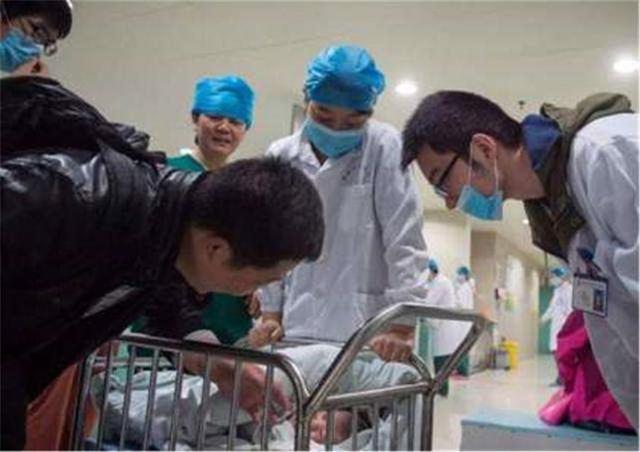 孕妇|孕妈宫口迟迟开不到十指,丈夫暖心举动被护士偷拍,网友:羡慕了